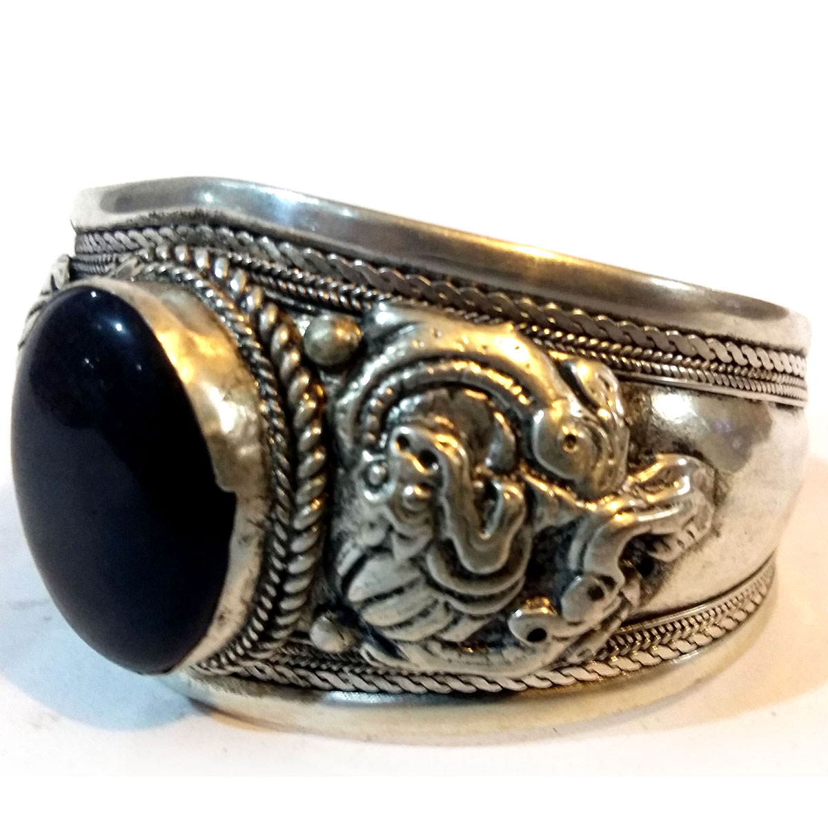 Dragon Metal Bracelet With Imitation Onex Centre