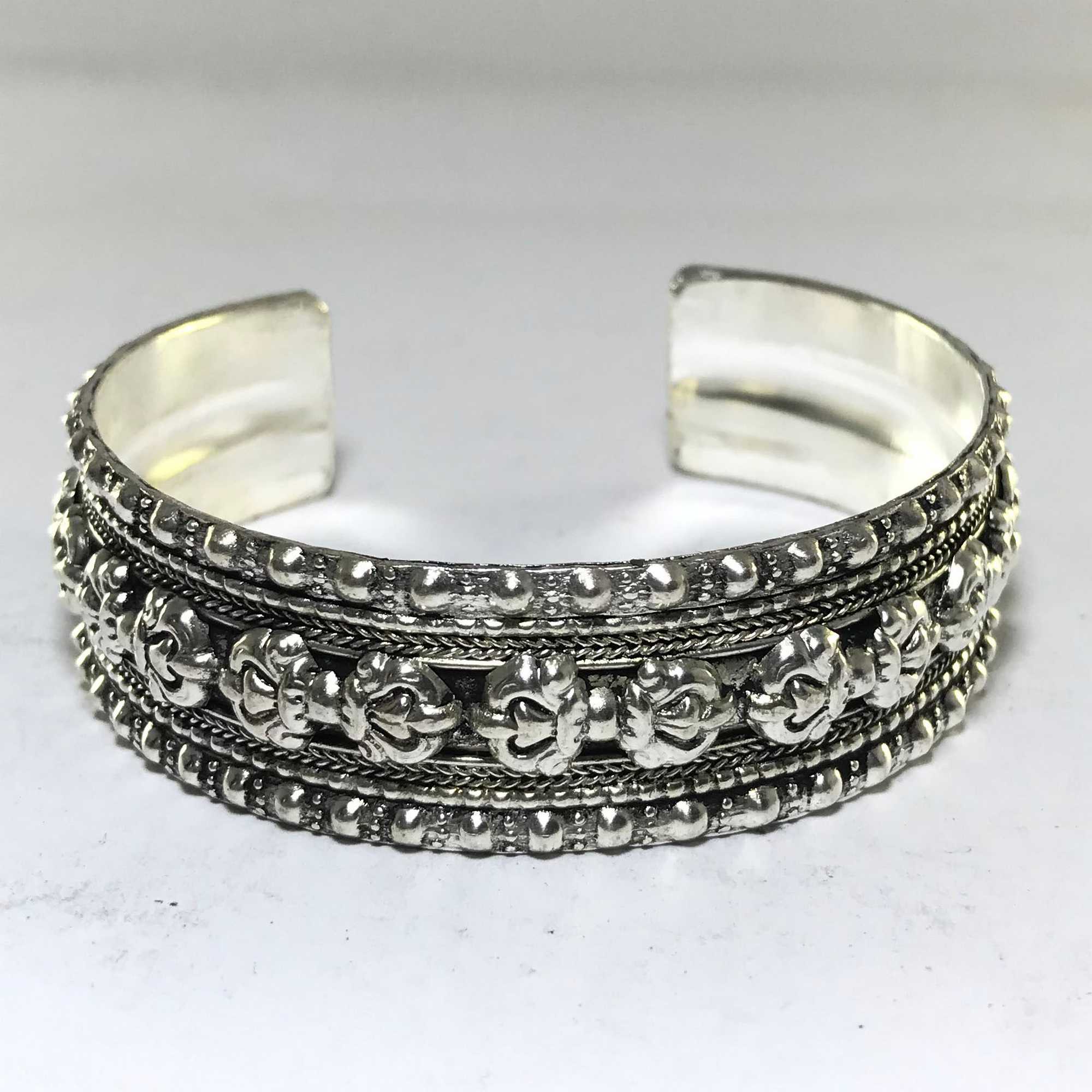 White Metal Bracelet <span Style=