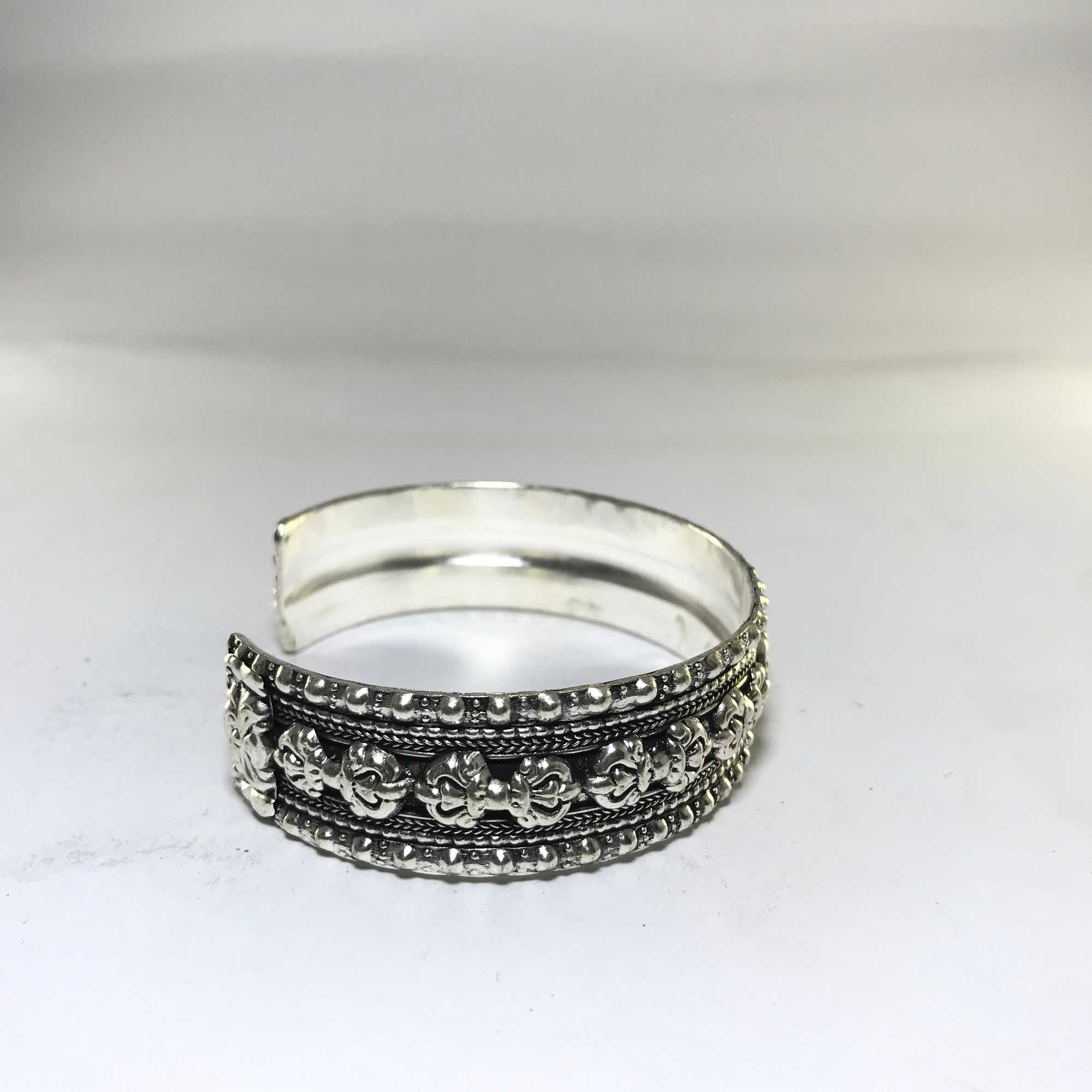 White Metal Bracelet <span Style=