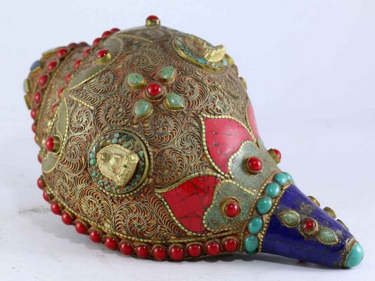 White Metal Filigree Conch Shell With Three Buddha