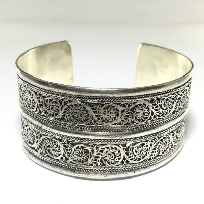 Metal Bracelet With Siku Design