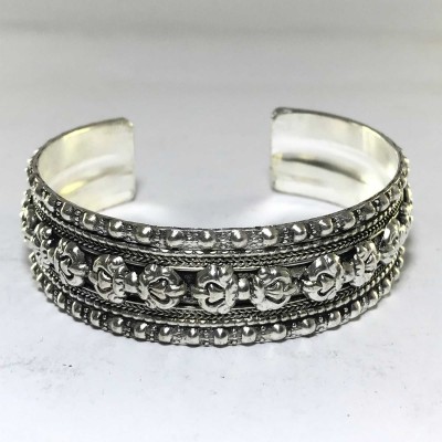 White Metal Bracelet With Dorje Design